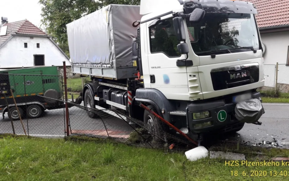 Řidič tohoto kamionu doplatil na riskantní jízdu nezodpovědného kolegy