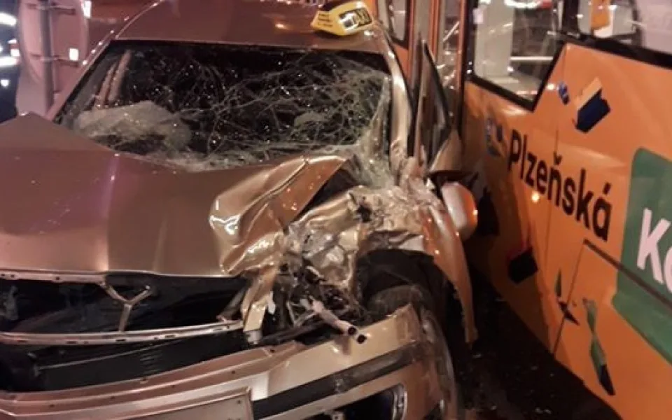 Taxikáře smetla tramvaj, nedal jí přednost