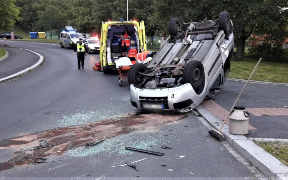 Jedno auto se po srážce převrátilo na střechu