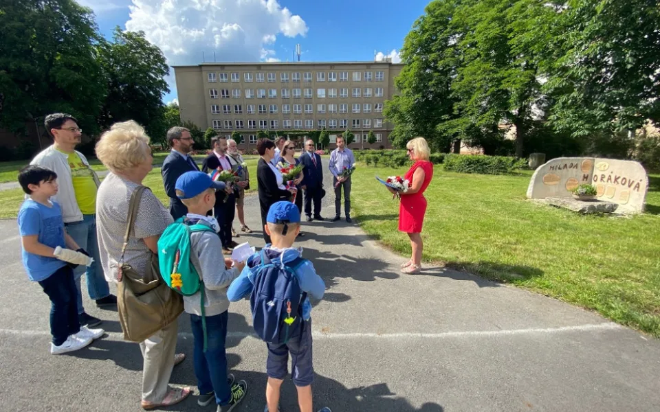 Na vzniku tohoto pomníku Milady Horákové se podíleli žáci 21. ZŠ v Plzni