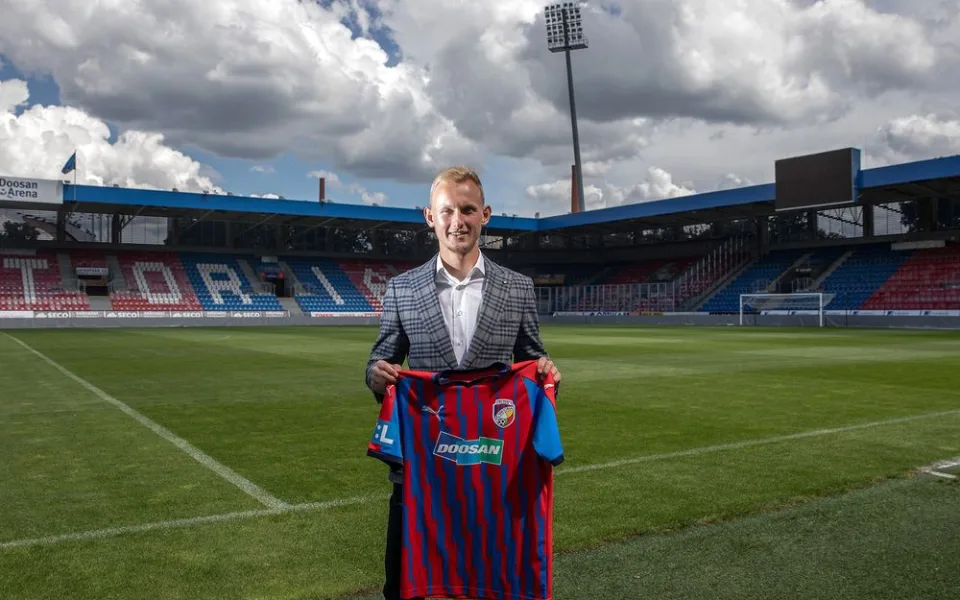 Nová posila v dresu FC Viktoria Plzeň, klub získal univerzála Ondřeje Mihálika