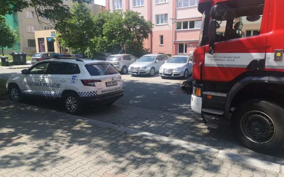 Invalida ve svém bytě spadl z vozíku, hasiči na za ním museli přes balkon