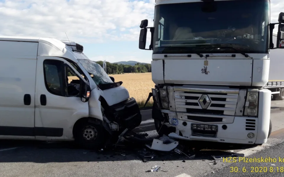 Dodávka narazila do kamionu před vjezdem do průmyslové zóny