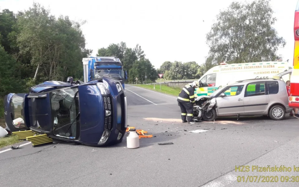 Jedno auto se po srážce převrátilo na bok