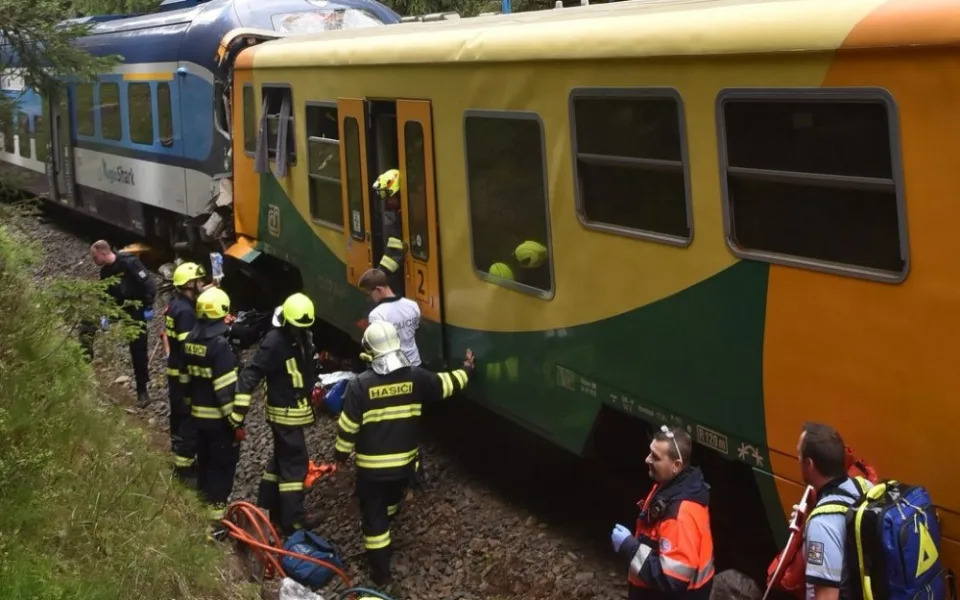 Mezi Perninkem a Novými Hamry se čelně srazily osobní vlaky, na místě dva mrtví a 20 zraněných