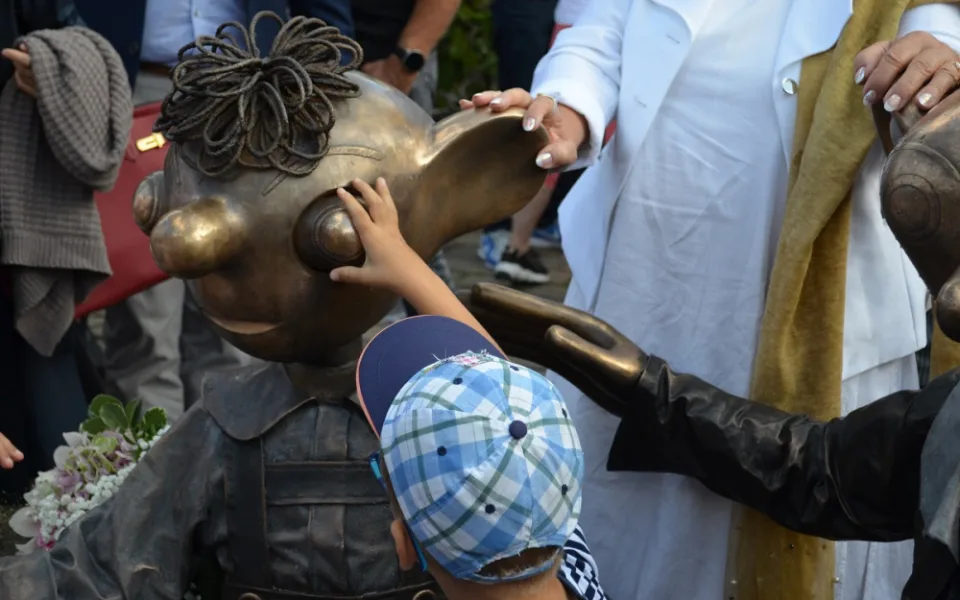 Hurvínek poulí očima, Spejbl kroutí hlavou. Náměstí zdobí nové bronzové sochy