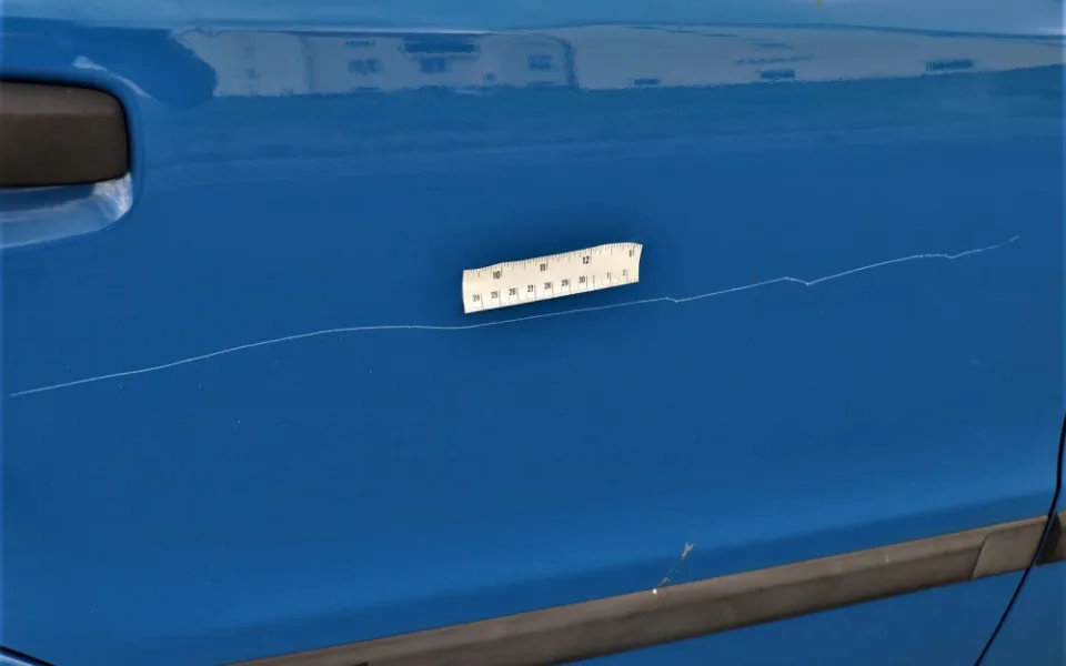 Neznámý vandal poškrábal lak 21 automobilů stojících v řadě v jedné ulici