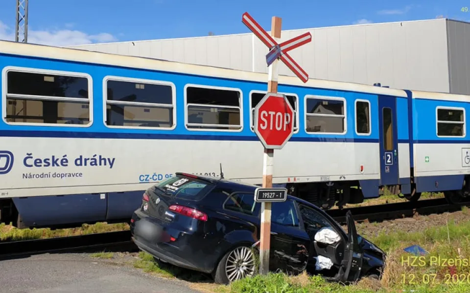 Motorista vjel s autem na nechráněném přejezdu přímo před vlak, střetu nešlo zabránit