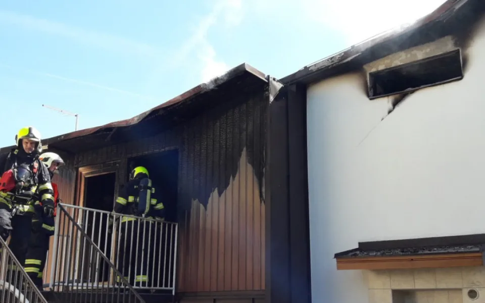 Při požáru rodinného domu byl vážně popálen starší muž
