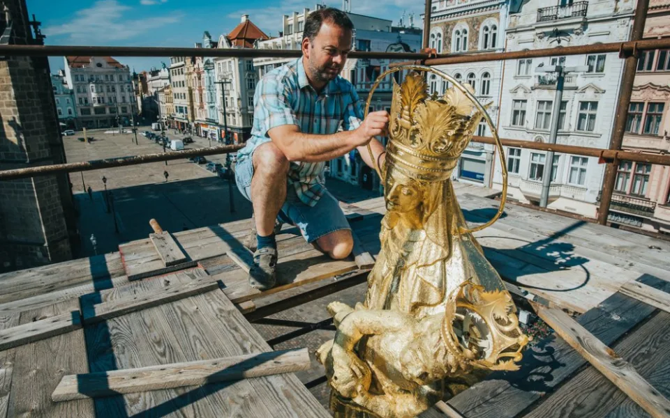 Na mariánském sloupu opět září zlatá Madona