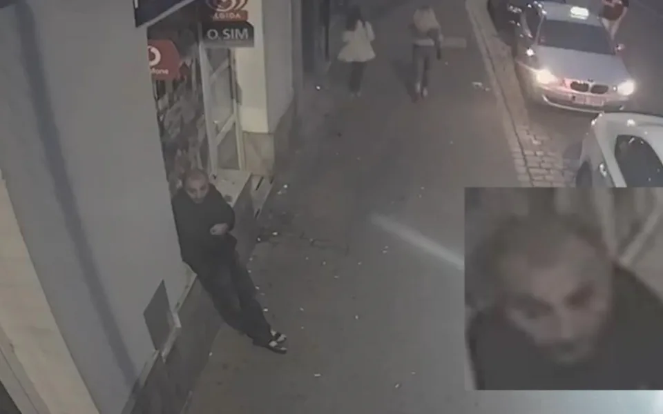 Poznáváte ho? Muž využil toho, že je dívka opilá a znásilnil ji