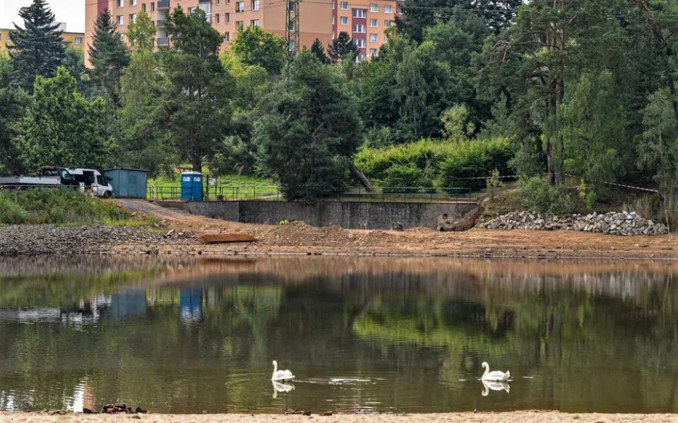 Šídlovák má hladinu nižší o 1,5 metru, důvodem jsou opravy bezpečnostního přelivu