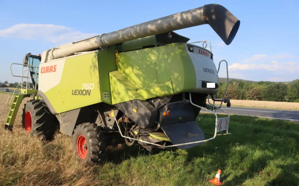 Viníkem nehody je v tomto případě řidič tohoto kombajnu