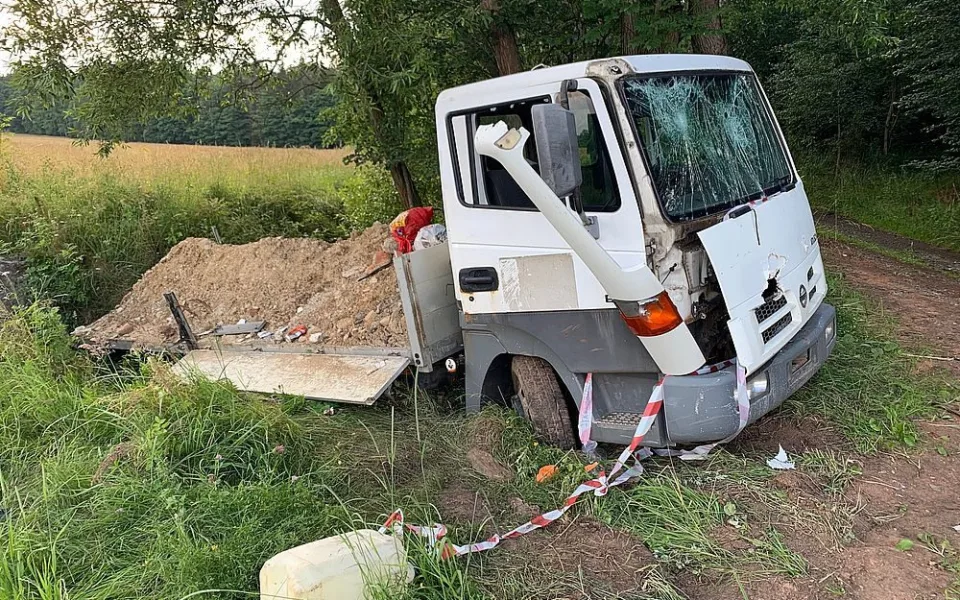Tento vrak budí už delší dobu pozornost u silnice tři kilometry od Žinkov