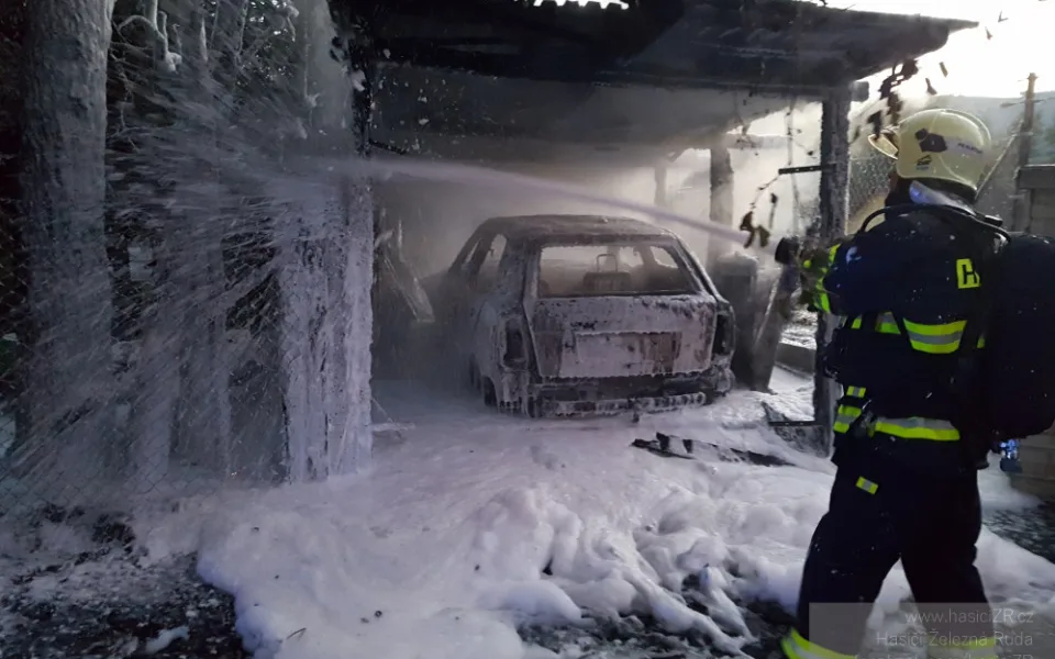 Hasiči likvidovali požár automobilu zaparkovaného pod přístřeškem