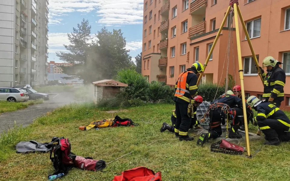 Záchrana osob ze stísněných prostor, hasiči trénovali v netradičním prostředí