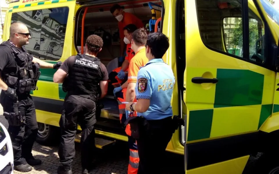 Mám v botách piraně a všechny vystřelím do vesmíru, pokřikoval muž v centru města