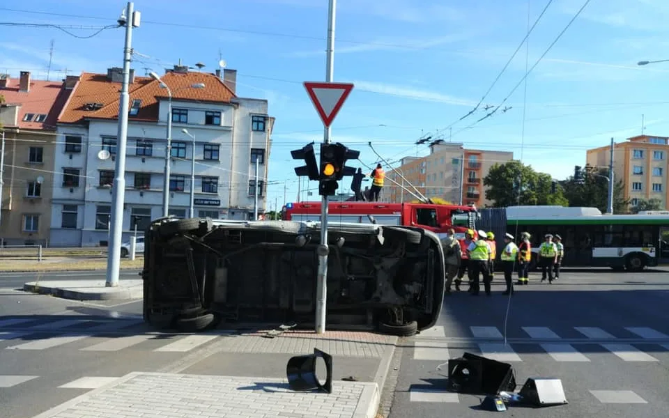 Jedna dodávka se převrátila na bok a blokovala dopravu