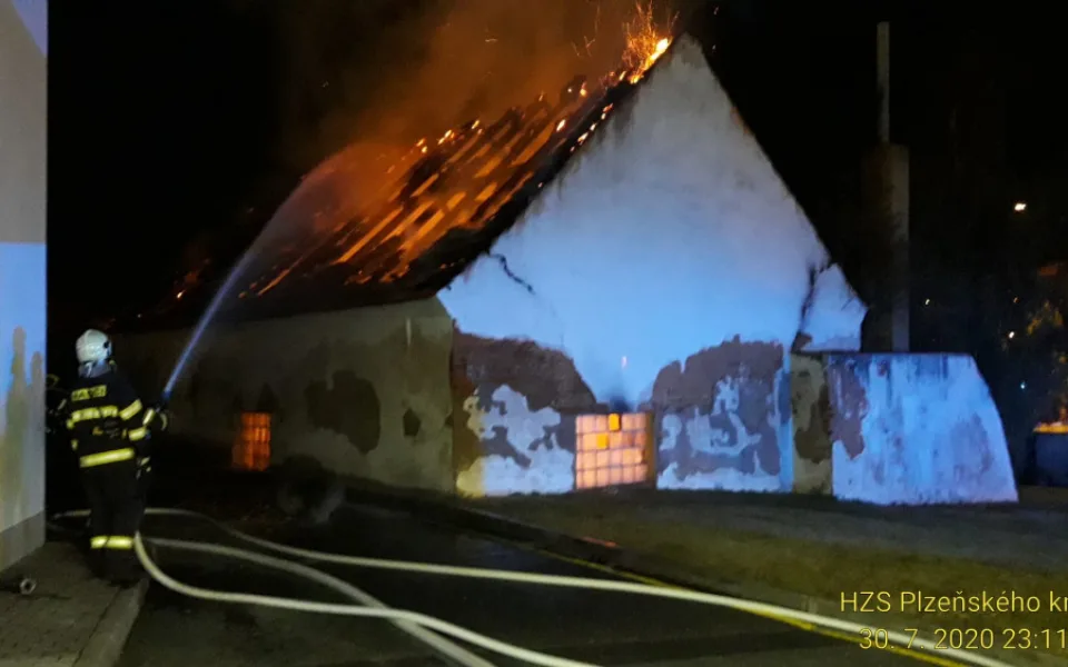 Hasiči bojovali s obřím požárem hned vedle čerpací stanice