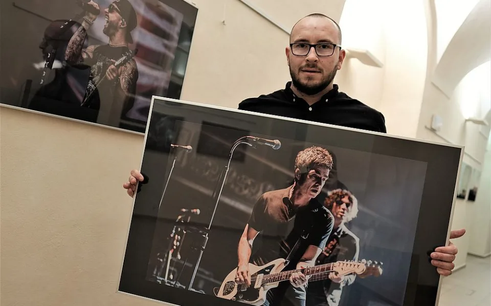 Milan Říský při vernisáži jedné ze svých fotografických výstav