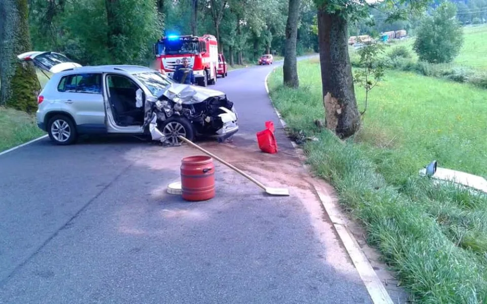 Osobní automobil narazil do stromu