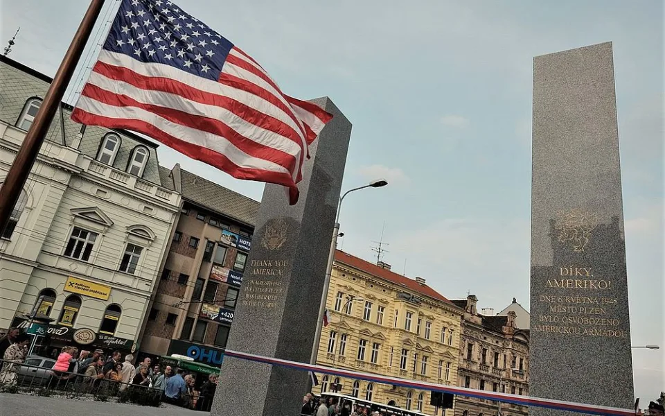 Ministr zahraničí USA přijde v Plzni uctít památku amerických vojáků k pomníku Díky, Ameriko!