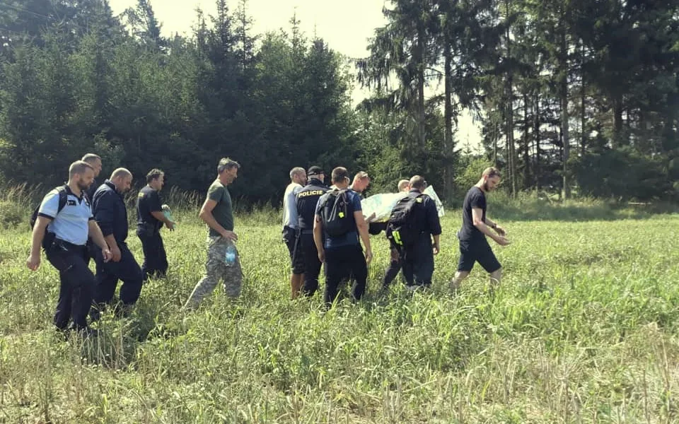 Transport nalezeného seniora z místa, kde se ho dnes podařilo vypátrat