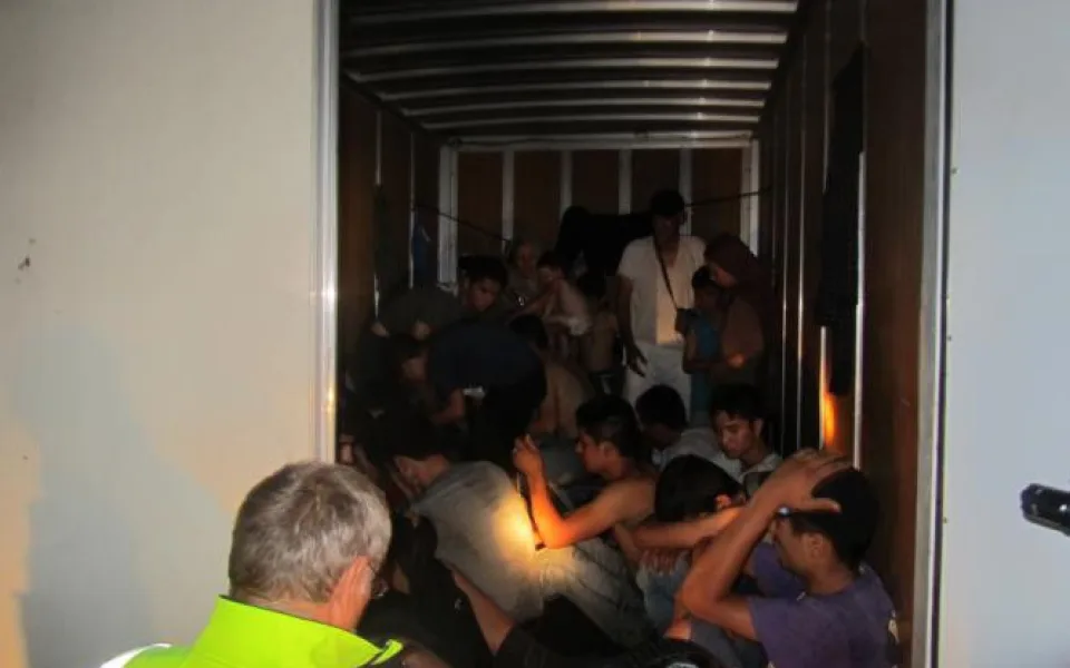 size4-15968745510897-139-1000x1000-1468231353-fotografie-ze-zadrzeni-migrantu