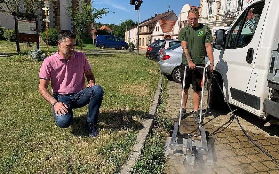 Obce a města upouští od používání jedovatých herbicidů, plevel likvidují ekologicky horkou vodou