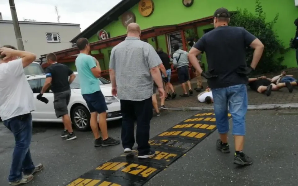 Vyděrači neměli proti zásahové jednotce nejmenší šanci a skončili v poutech na zemi