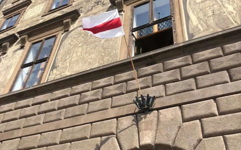 Plzeňská radnice vyvěsila vlajku Běloruska jako podporu v boji proti Lukašenkově diktatuře