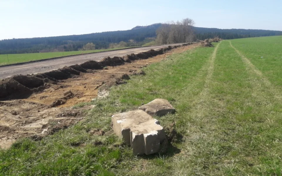 Místo nálezu pomníku v obci Horní Kramolín u Teplé