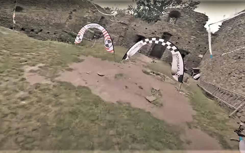 Takto vypadá závod z pohledu pilota dronu