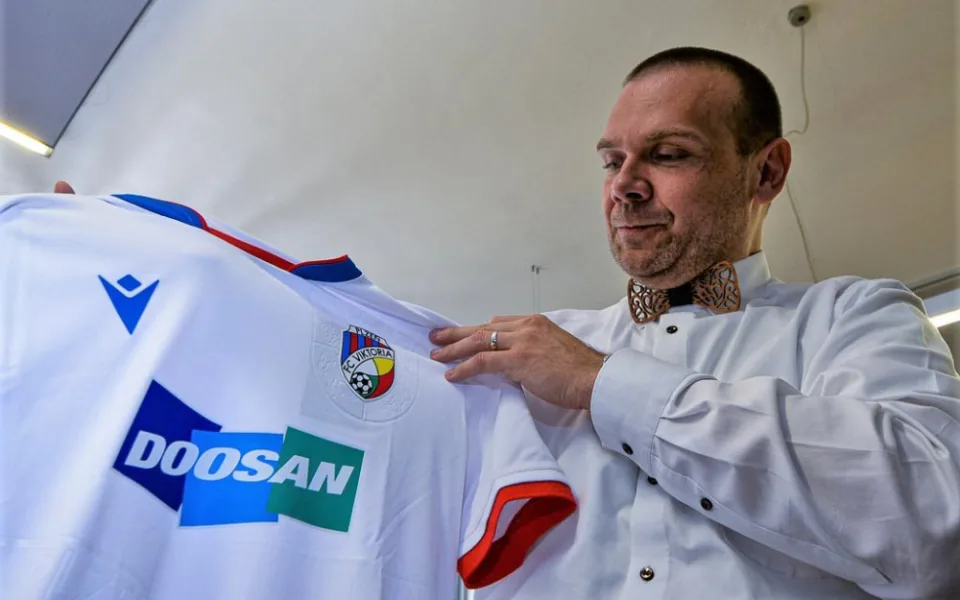 Viktoriáni jsou hrdí na své město i na nové dresy, jeden věnovali primátorovi Plzně