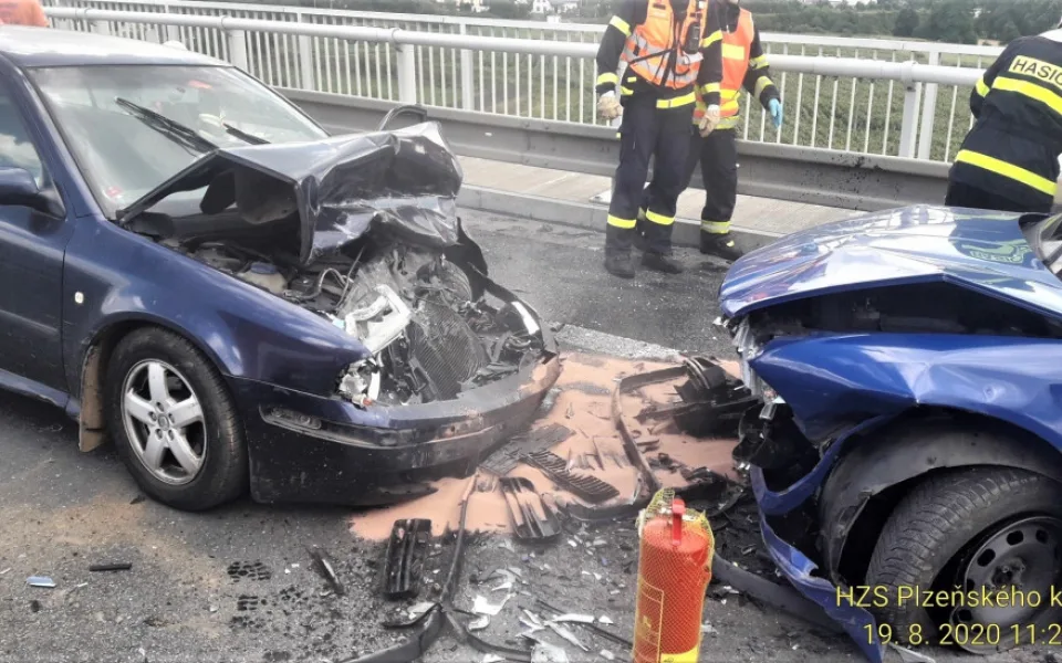 Provoz na obchvatu Třemošné ochromila hromadná nehoda