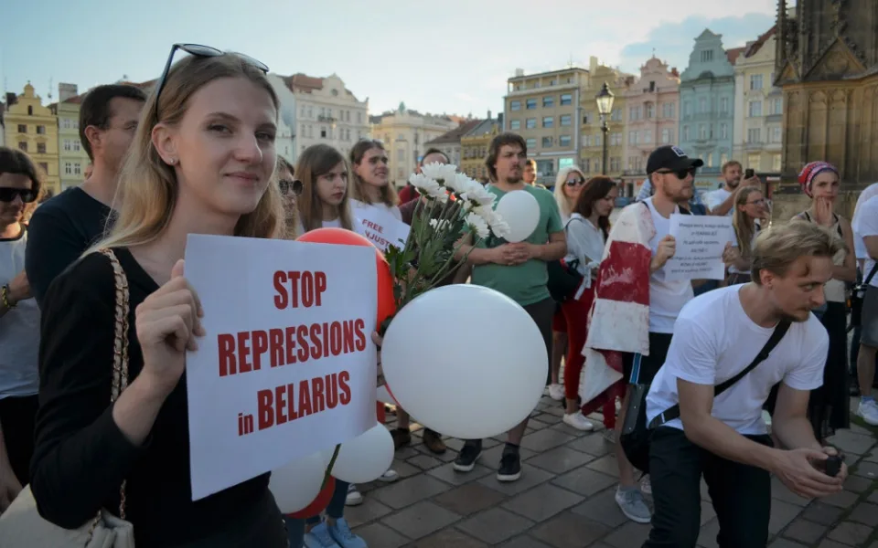Solidaritu s demonstranty vyjádřily v Plzni stovky lidí, většina z nich byli běloruští studenti