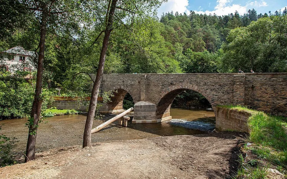 Historický most v Rabštejně nad Střelou prošel rekonstrukcí za 24 milionů, vrátí se na něj auta