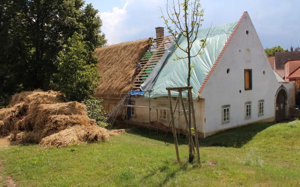 Pokládka doškové střechy