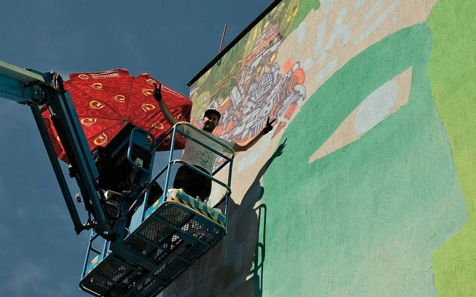 Michal Škapa je největší tuzemskou graffiti hvězdou, aktuálně pracuje na velkém muralu, kdy maluje na průčelí panelového domu v Zahradní ulici
