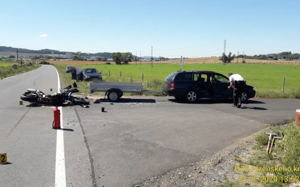 Řidič osobáku nedal při odbočování přednost motorce, tři lidé se při střetu vážně zranili