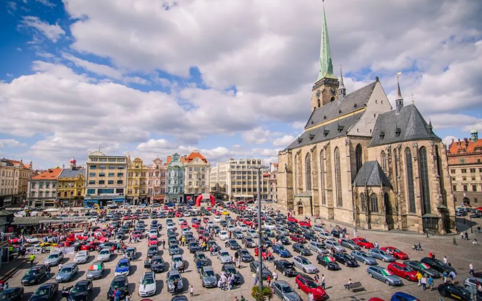 Vozy značky Alfa Romeo opět zaplní plzeňské náměstí Republiky, bude jich 250
