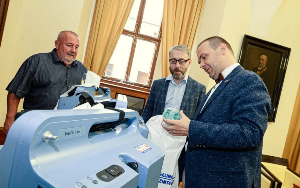Kyslíkové přístroje pro ústav sociálních služeb věnovala Plzni Společnost Podané ruce