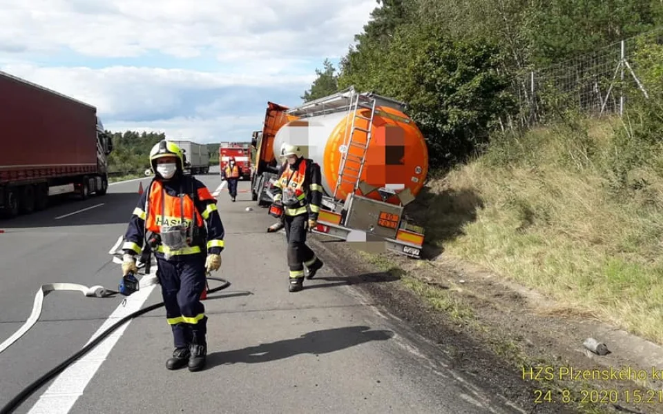 Provoz na dálnici D5 ochromila nehoda cisterny převážející kyselinu dusičnou