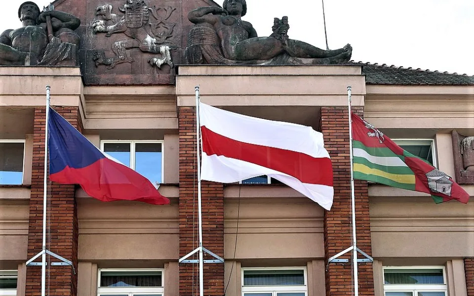 Na budově Plzeňského kraje zavlála běloruská vlajka