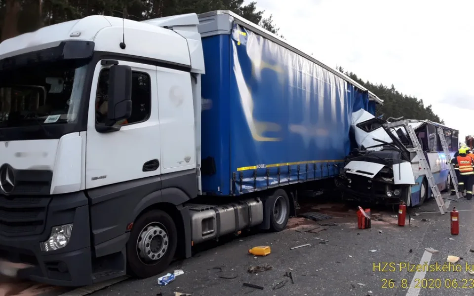 Autobus u Plzně narazil do odstaveného kamionu, jedna žena zahynula, další tři lidé jsou zranění