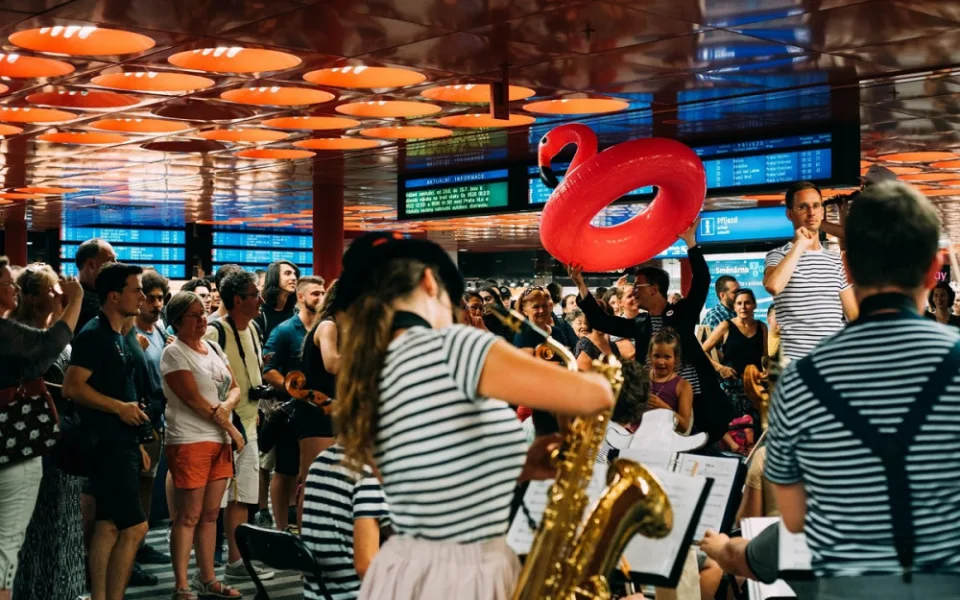 Loňský koncert hudebníků z Police nad Metují v hale pražského nádraží