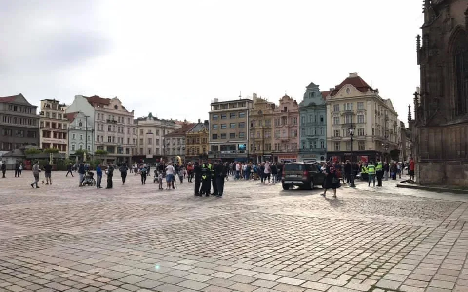 Na náměstí Republiky původně přišlo asi 200 demonstrantů, jejich řady ale brzy prořídly