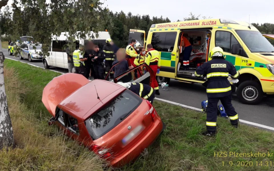 Velká záchranná akce, řidiči (88) se udělalo za jízdy nevolno a s vozem sjel do příkopu