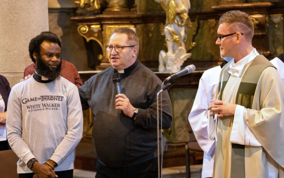 Římskokatolickou farnost v Klatovech posílí kněz z exotické Ghany, bude sbírat zkušenosti