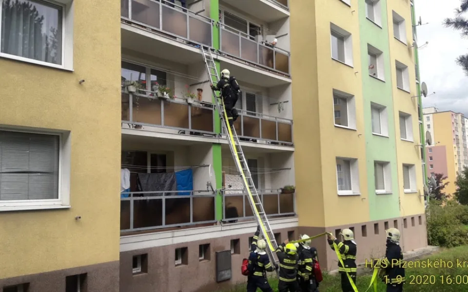 Hasiči se na balkon s hořícími předměty dostali pomocí nastavovacího žebříku